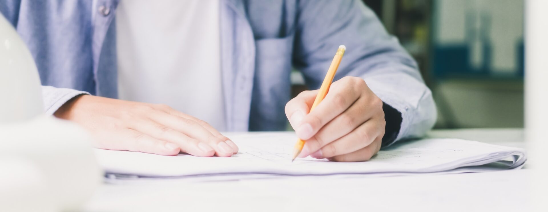 personne qui remplit un document