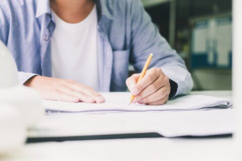 personne qui remplit un document