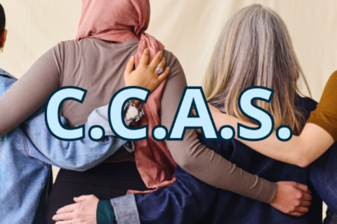 4 personne de dos se tiennent par les épaules