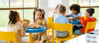 Enfants mangent à la cantine