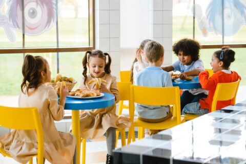 Enfants mangent à la cantine
