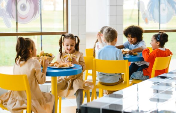 Enfants mangent à la cantine