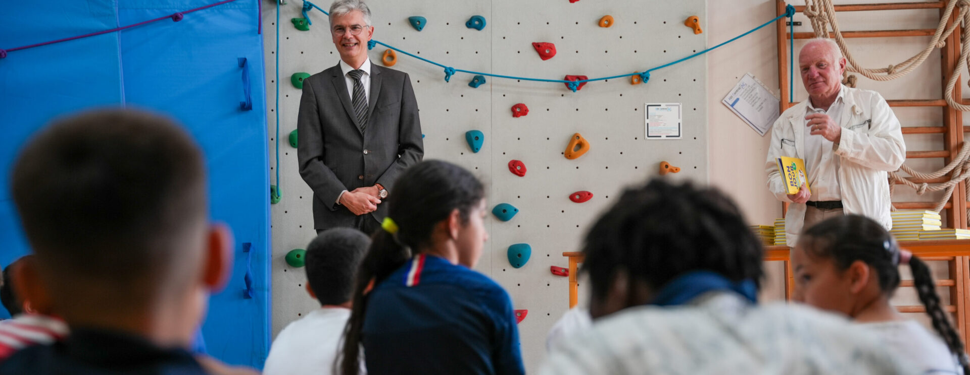 Jean Dorcier avec Monsieur de Maire dans une école publique