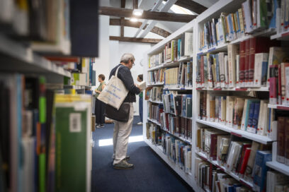 usager lisant dans la médiathèque - Agrandir l'image, fenêtre modale